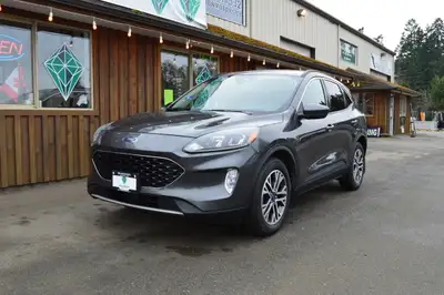 ACCIDENT FREE FUEL SIPPING 1.5L DRAGON ENGINE, BC ONLY!! This sleek and nimble 2020 Escape offers as...