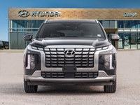 *Leather Seats!* With its impressive features list, awesome SUV capability, and luxury interior, thi... (image 1)