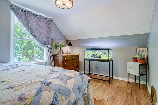 Tucked away on a quiet cour! in Houses for Sale in Hamilton - Image 3