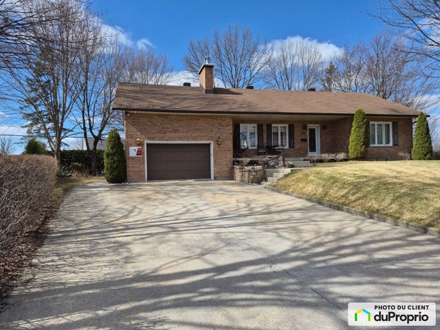 $695,000 - Bungalow for sale in St-Charles-Borromée — photo 1