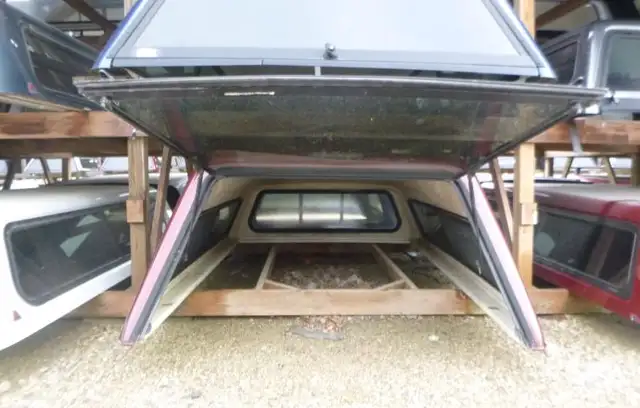 2007 - 2013 Chevrolet Silverado 8' 66 Red Highrise Truck Cap in Other Parts & Accessories in Kitchener / Waterloo - Image 4