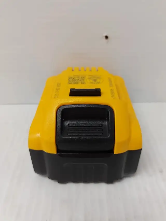 (92233-2) DeWalt DCB205 Battery in Power Tools in Calgary - Image 4