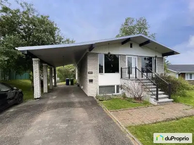 COUP DE FOUDRE À JONQUIÈRE DUPLEX TOUT BRIQUE, ENTIÈREMENT RÉNOVÉ, MEUBLÉ & GRAND TERRAIN BOISÉ Jonq...