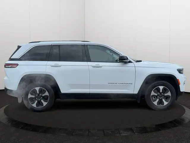 2023 Jeep Grand Cherokee 4xe BASE | Low Km | Remote Start in Cars & Trucks in Edmonton - Image 8
