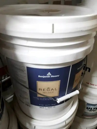 Environ 7 x 5 gallons neufs en inventaire Événement Déménagements $$$ Tous les 5 gallons de Benjamin...