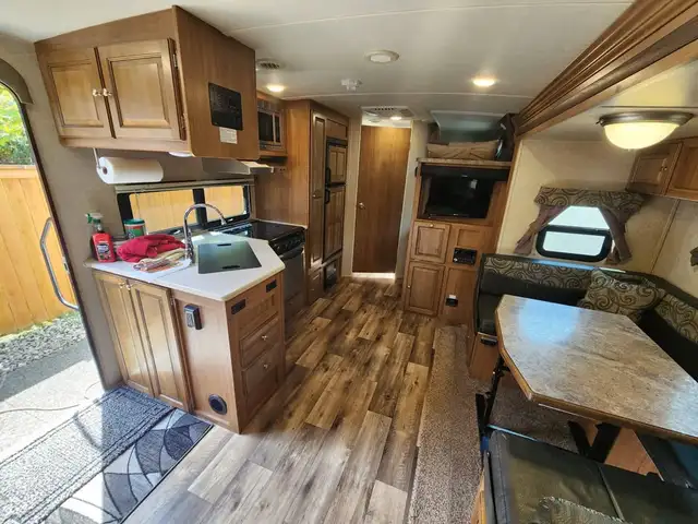 2017 FOREST RIVER FLAGSTAFF MICRO LITE 25BHS-FINANCE AVAILABLE!  in Cargo & Utility Trailers in Winnipeg - Image 8
