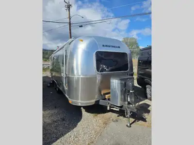 Booth Dinette, Sofa, Refrigerator, Microwave, 3 Burner Range, Double Sink, Shower, Queen Bed w/Night...