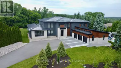 Brand new, jaw dropping custom estate located just steps to Barrie in ultra desirable Midhurst. No e...