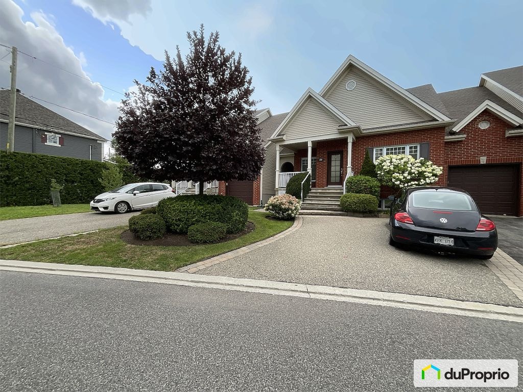 $659,500 - Townhouse for sale in Mont-St-Hilaire — photo 1