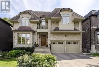 EN-SUITE BEDROOM FOR LEASE, on second floor, share kitchen and laundry. it's furnished. Walking dist...