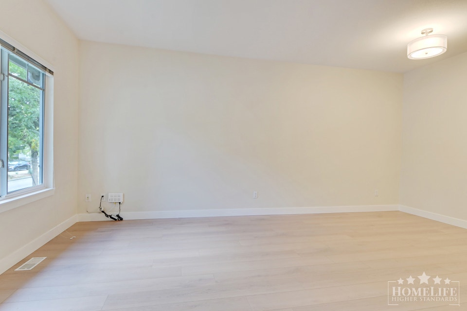 Immaculate 3-Bedroom, 2.5-Bath Half-Duplex Upper Suite Home for 3
