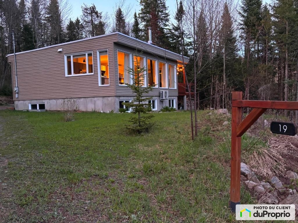$527,000 - Bungalow for sale in St-Gabriel-De-Valcartier — photo 1