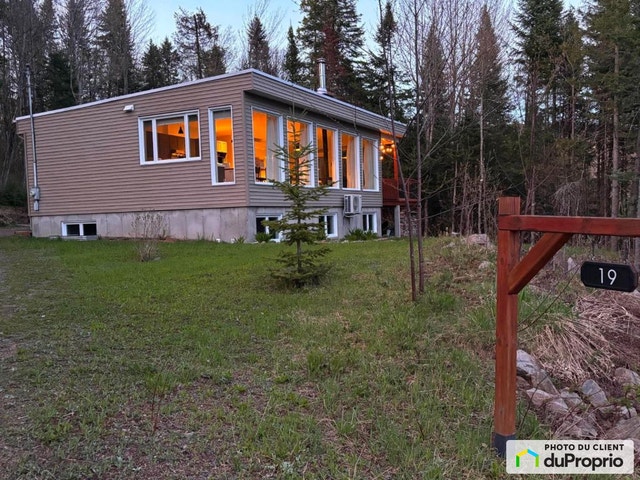 $527,000 - Bungalow for sale in St-Gabriel-De-Valcartier — photo 1