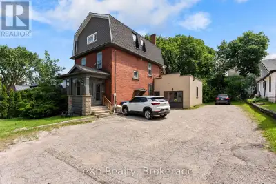 Fully updated 2 bedroom, 1 bathroom apartment available for lease in a convenient Stratford location...