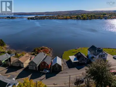 Unique waterfront home in the heart of Granville Ferry, one of the most picturesque villages in Cana...