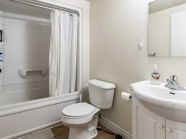 Female Student Housing in Waterloo - Students Only in Long Term Rentals in Kitchener / Waterloo - Image 12