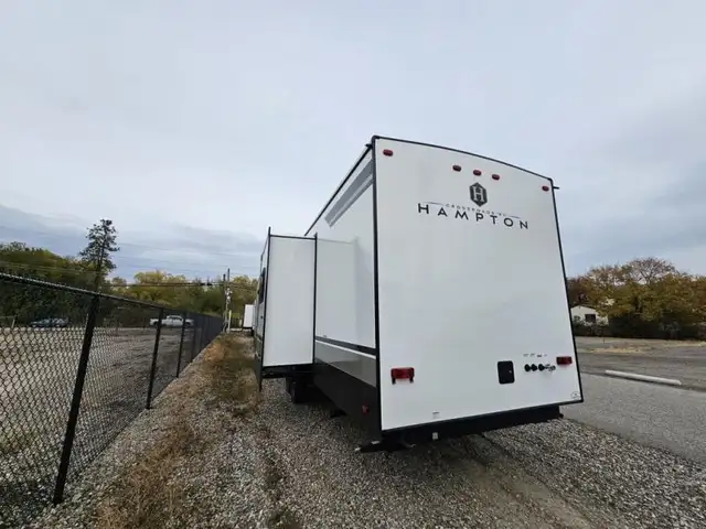 2026 CrossRoads RV Hampton 372FDB in Travel Trailers & Campers in Kelowna - Image 9