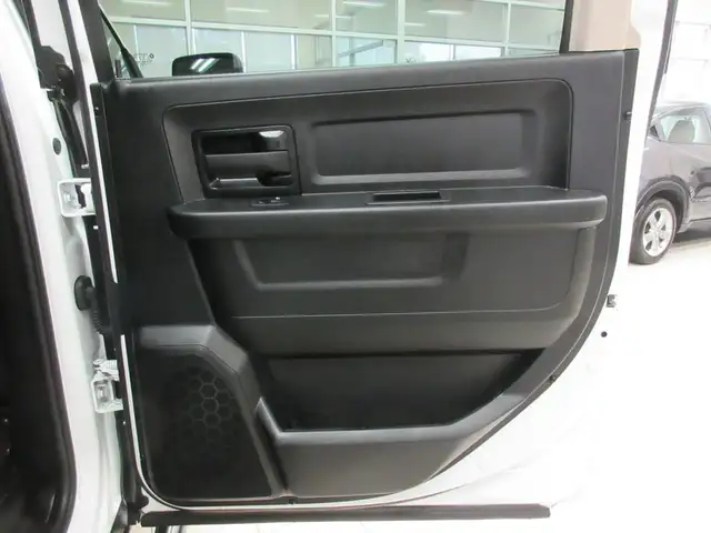 RAM 1500 CLASSIC 2023 V6 3.6L 4X4 CREW-CAB BOITE 5'7 in Cars & Trucks in Lévis - Image 16