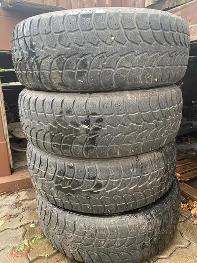 Winter Tires never been flat or crack still in very great shape ‘ came of from Chevrolet traverse