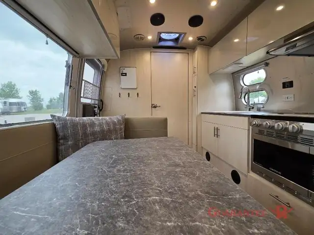 2022 Airstream Flying Cloud 23FB in Travel Trailers & Campers in Calgary - Image 20
