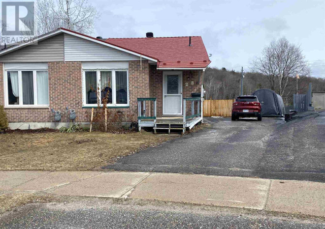 28 McQuarrie PL Elliot Lake, Ontario in Houses for Sale in Sudbury