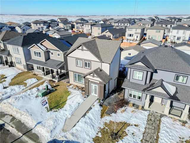341 Windflower Road Winnipeg, Manitoba in Houses for Sale in Winnipeg - Image 2