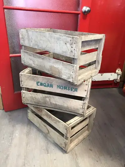Caisse de bois antique, View more