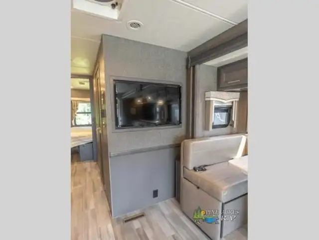 2022 Thor Motor Coach Challenger 35MQ only 6,310 Miles in RVs & Motorhomes in Moncton - Image 28