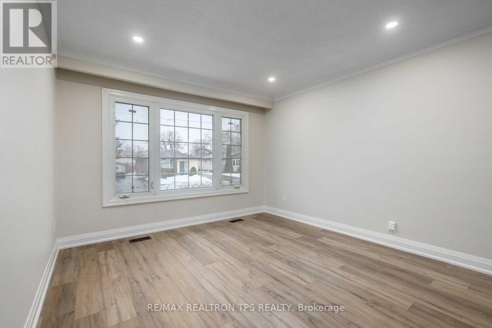 634 ATHOL STREET E Oshawa (Donevan), Ontario 2