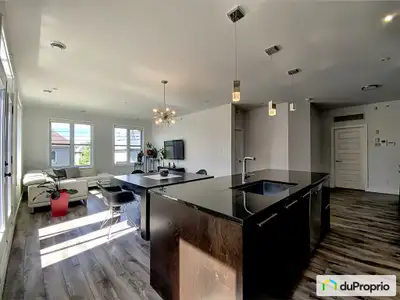 **PRIX REVISÉ** Maison en copropriété clé en main, unité de coin, située dans un cul-de-sac tranquil...