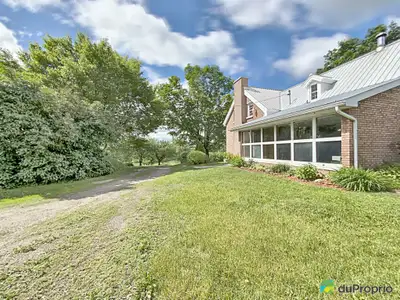 Traduction automatique Cette ferme de 348 acres, avec 115 acres cultivables et 233 acres de forêt mi...