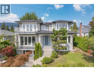 Bright and modern ground-level suite located in the desirable Ambleside neighbourhood. The home feat...