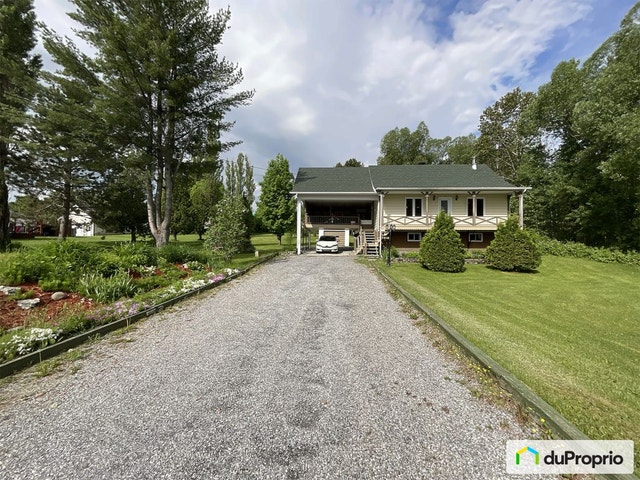 $299,000 - Bungalow for sale in Témiscouata-sur-le-Lac — photo 1