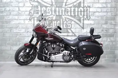 ONLY 13,883 km on this super clean and nicely equipped 2018 Harley-Davidson Sport Glide FLSB! As sho...