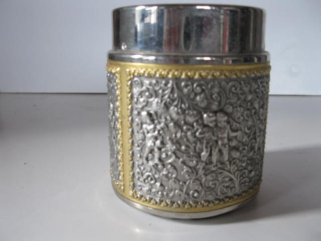 CIGARETTE CANISTER in Arts & Collectibles in Belleville