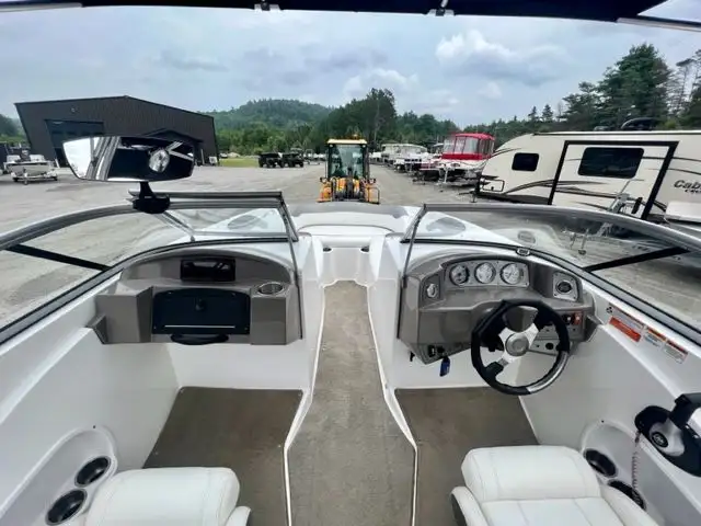 2010 19' RINKER MTX BOWRIDER WAKEBOARD BOAT in Powerboats & Motorboats in Peterborough - Image 12