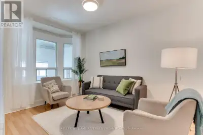 UPPER - 17 WADE AVENUE Toronto (Dovercourt-Wallace Emerson-Junct