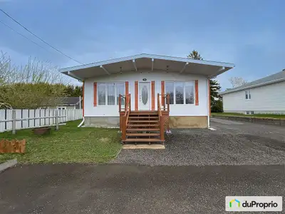 Charmante maison plein-pied situé à la fin d'une rue en cul-de-sac dans un quartier très calme et ac...