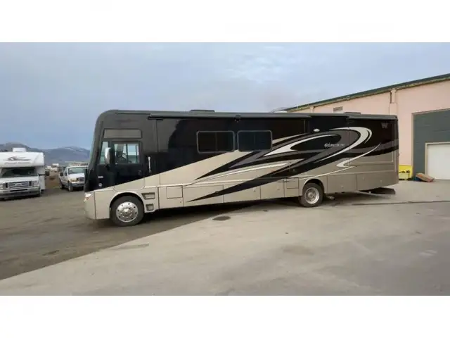 2014 Winnebago Adventurer 38Q in RVs & Motorhomes in Kamloops - Image 12