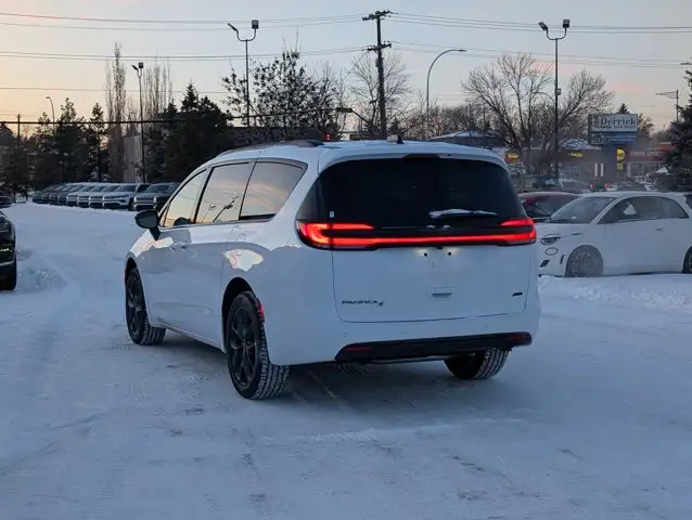 2026 Chrysler Pacifica Select in Cars & Trucks in Edmonton - Image 5