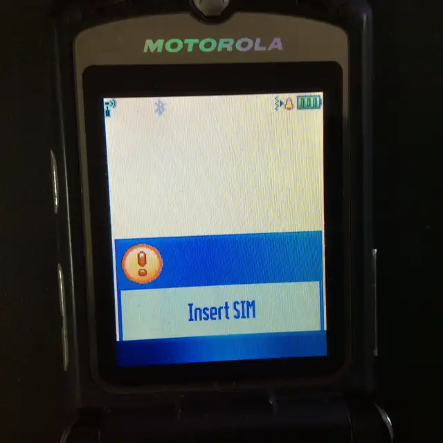 Motorola RAZR V3 cell phone in Cell Phones in Mississauga / Peel Region - Image 4