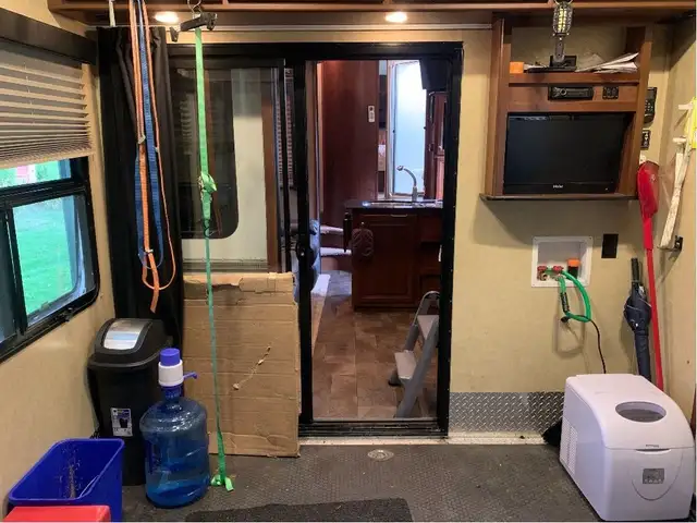 2014 Dutchmen Voltage V3200 TOY HAULER 36' OAL 10'GARAGE in Cargo & Utility Trailers in Guelph - Image 12