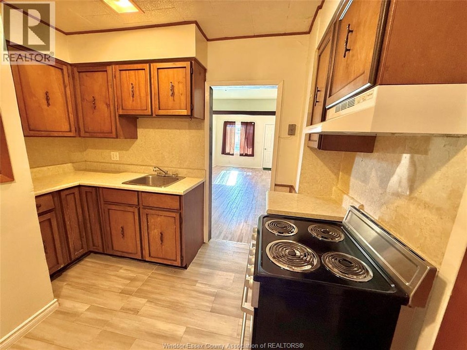 2244 HOWARD Windsor, Ontario 5