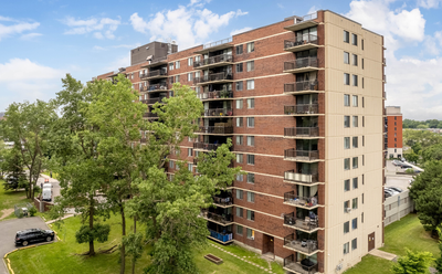 Discover this beautiful 11-storey building ideally located in the highly sought-after Saint-Laurent...