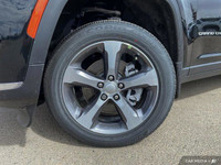 This Jeep Grand Cherokee L has a powerful ERC 3.6L Pentastar(TM) VVT V6 engine w/ESS engine powering... (image 9)