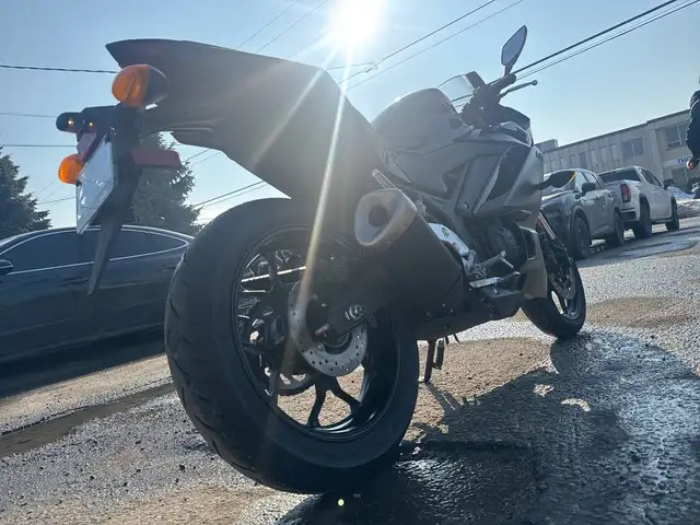 2023 Yamaha YZF-R3 ~ YAMAHA R3 ~ ABS ~ COOL BIKE ~ ONLY 18KMS ~ in Street, Cruisers & Choppers in City of Toronto - Image 14