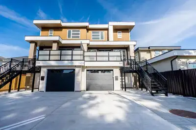 Welcome to Your Brand-New Luxury Duplex in the heart of West Newton. This spacious 3 level duplex of...