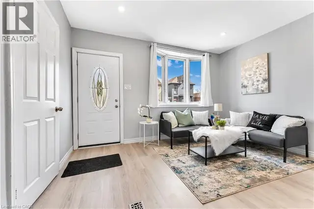 101 EMERALD Street N Hamilton, Ontario in Long Term Rentals in Hamilton - Image 2