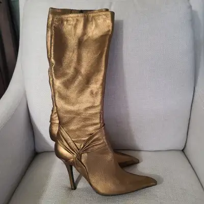 Stylish women boots Size 9, View more