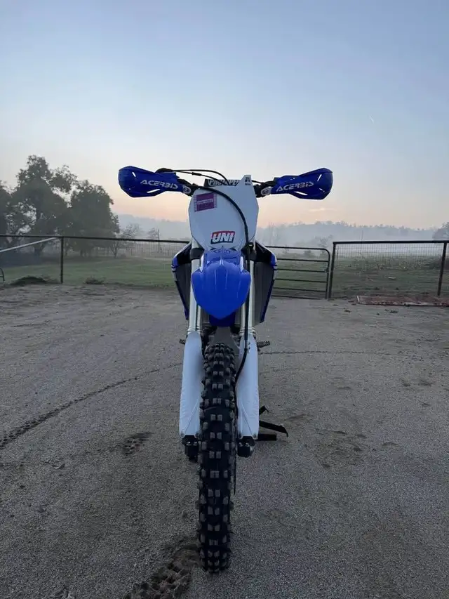 2018 YAMAHA YZ450F 450CC-WHITE & BLUE in Dirt Bikes & Motocross in Edmonton - Image 8